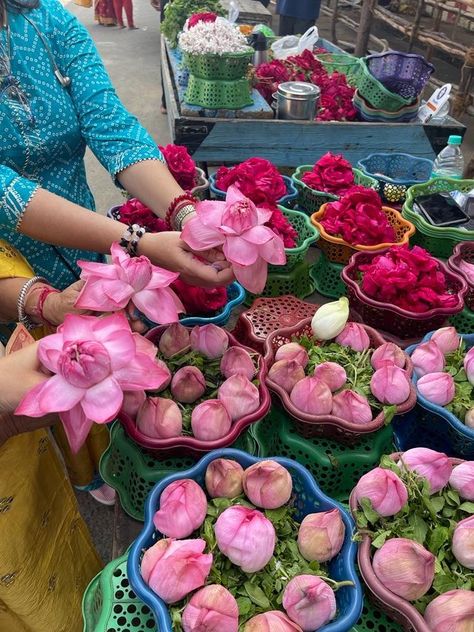 South Asian Aesthetic, Desi Love, Nothing But Flowers, Flower Therapy, Desi Wedding, Indian Aesthetic, Brown Girl, Varanasi, South Asia