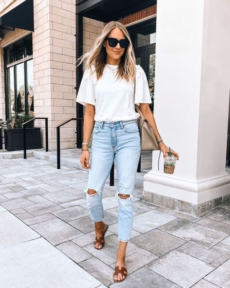 100 Casual Summer Outfit Ideas » Lady Decluttered Mom Jeans Outfit Summer, Mom Jeans Outfit, Jeans Claro, Summer Outfits For Moms, Ripped Mom Jeans, Estilo Hippie, Tall Fashion, Fashion Jackson, Outfit Jeans