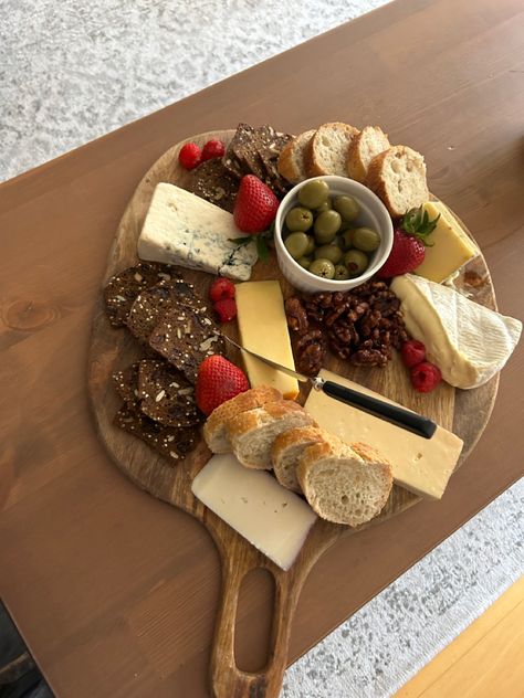 Bread And Cheese Platter, Charcuterie Board Olives, Cheese And Bread Board, Cheese Platter Aesthetic, Charcuterie Board With Bread, Small Cheese Board Ideas, Charquetery Board, Food Boards Ideas, Cheese Board Ideas Simple