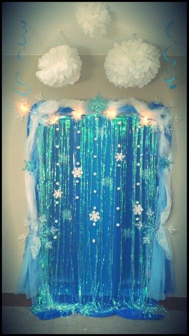 Frozen party photo backdrop Winter Wonderland Photo Backdrop Diy, Frozen Stage Design, Frozen Set Design Ideas, Frozen Classroom, Snowflake Dance, Frozen Photo Booth, Snowball Dance, Frozen Tea Party, Carnival Decor