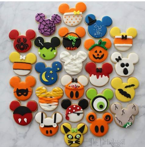 Halloween Mickey Mouse Disney Cauldron Witch, Biscuits Halloween, Halloween Sugar Cookies Decorated, Halloween Backen, Mouse Cookies, Halloween Cookie Recipes, Mickey Mouse Cookies, Disney Desserts, Halloween Cookies Decorated