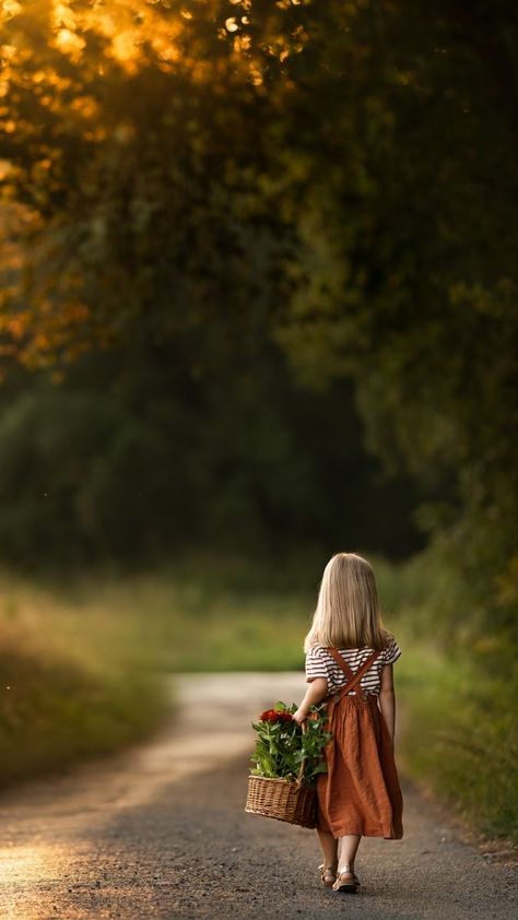 Toddler Poses, Outdoor Pictures, Outdoor Photoshoot, Childrens Photography, Branding Photoshoot, Creative Portraits, Aesthetic Images, Fall Photos, Birthday Photoshoot