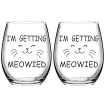 Getting Meowied, Funny Wine Glasses, Fun Wine Glasses, Wine Flavors, Cat Wine, Funny Wine, Wine Humor, Bar Glassware, Bridal Shower Gift