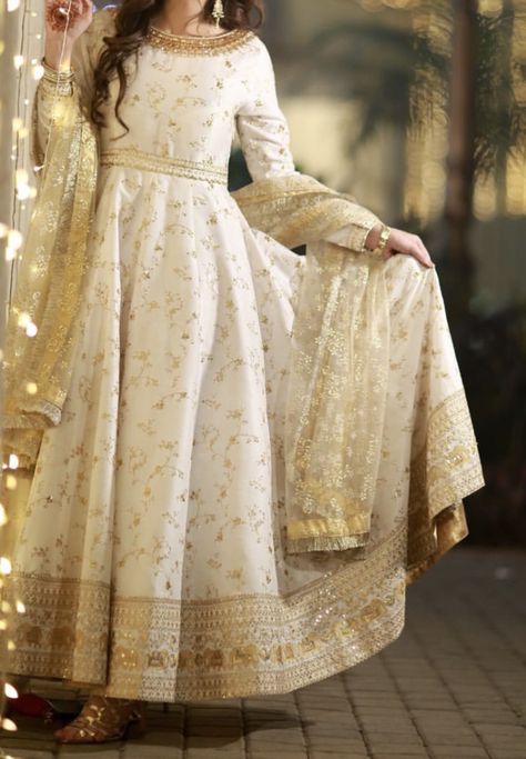 B'ful off white anarkali dress 😍 White Gown Indian Style, Off White Pakistani Dress Party Wear, White Lehnga Designs Pakistani, White Anarkali Pakistani, White Anarkali Frock, Off White Traditional Dress, Off White Party Wear Dress, Maxi Dress Designs Ideas Pakistani, Elegant Indian Outfits Anarkali