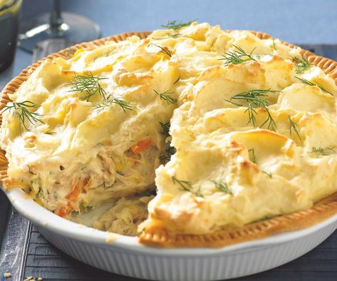 This tuna shepherd's pie by recipes+ is the perfect dinner option when your cupboard is bare, but for some frozen mixed veg, canned tuna and a couple of sheets of frozen pastry. Tinned Tuna Recipes, Tuna Pie, Tuna Bake, Tuna Dishes, Canned Tuna Recipes, Savoury Bakes, Shepherds Pie Recipe, Fish Pie, Canned Tuna