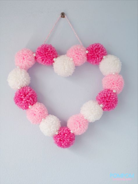 Woolen Craft Creative, Pom Pom Wall Art, Pom Pom Heart, Pom Pom Wall Hanging, ميدالية مفاتيح, Wool Crafts Diy, Heart Wall Hanging, Woolen Craft, Diy Yarn Crafts