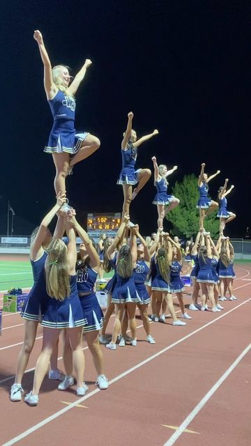 Cheer Picture Poses Individual, Cheer Photoshoot, Tcu Cheerleaders, Cheerleader Poses, Cheer School, Cheer Photo, Cheer Flyer, Cheer Team Pictures, Sideline Cheer