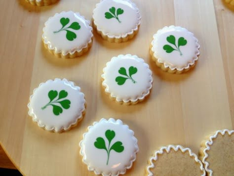 Shamrock Decorated Cookies, Cookie Flooding, Icing Biscuits, St Patrick Day Snacks, Wet On Wet Technique, Cookie Platters, Lemon Biscuits, Special Cookies, Shamrock Cookies