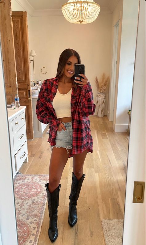 Cowboy Boots With Flannel Shirt, Cowgirl Outfits With Flannel, Flannel Country Outfits, Flannel Concert Outfits, County Concert Outfits Fall, Chelsea Boots Outfit Summer, Short Western Boots Outfit, Country Bar Outfits, Country Bar Outfit Night