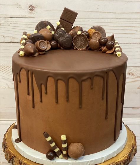 Marci Abshire on Instagram: “Chocolate overload cake. You name it, it’s chocolate 😉. #chocolatecake #chocolateoverload #cake #birthdaycake #candy #chocolate…” Candy Cake Chocolate, Chocolate Cake With Candy On Top, Chocolate Overload Cake, Horse Birthday Cake, Chocolate Candy Cake, Chocolate Cake Designs, 16 Cake, Sweet 16 Cakes, Chocolate Cake Decoration