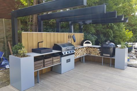 Elmbridge, Surrey - Grillo | Beautiful Outdoor Kitchens Small Outdoor Kitchen Design, Designing A Garden, Outdoor Kitchen Design Layout Grill Area, Small Outdoor Kitchens, Outdoor Kitchen Design Modern, Outdoor Bbq Area, Kitchen Design Layout, Kitchen Design Diy, Outdoor Kitchen Plans