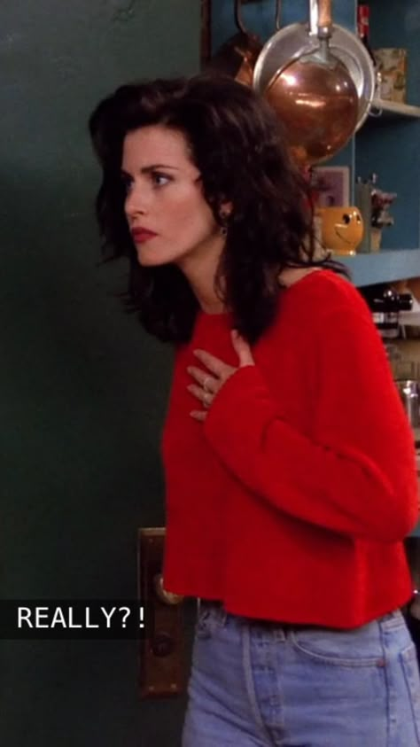 monica geller - I can't explain why, but she is BEAUTIFUL in this picture, the dark messy hair, red shirt and lipstick = stunning Drew Barrymore 90s, Rachel Green Outfits, Jenifer Aniston, Ross Geller, Estilo Hippy, Outfits 90s, Monica Geller, Friends Moments, Phoebe Buffay