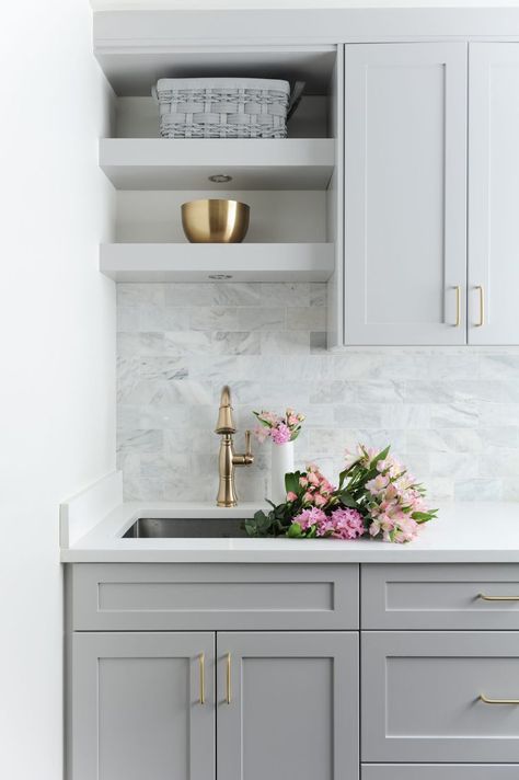 White Marble Backsplash, Gray Shaker Cabinets, Interior Dapur, Grey Kitchen Designs, Laundry Room Sink, Laundry Design, Transitional Home, Gray Cabinets, Laundry Room Inspiration