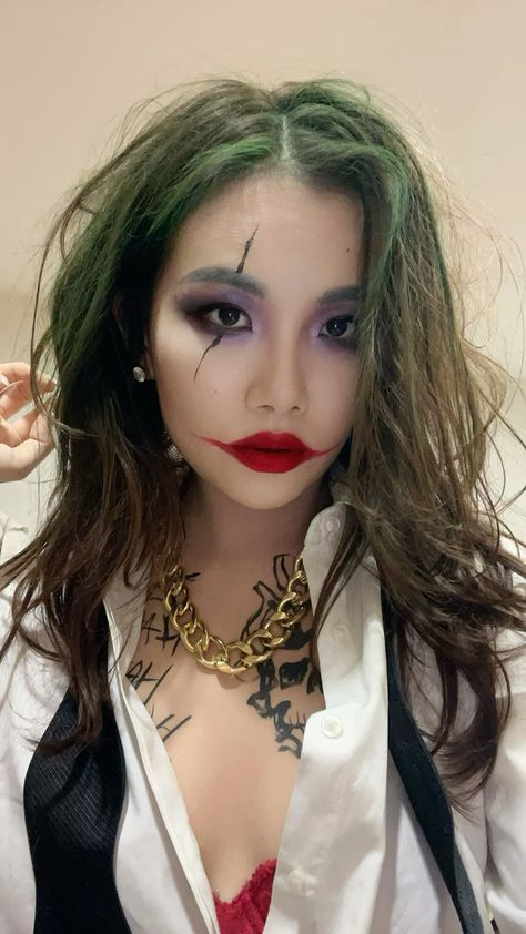 Halloween Minimal Makeup, Joker Face Paint Easy, Joker Make Up Female Easy, Joker Make Up Easy, Easy Joker Costume For Women, Joker Costume Female Outfit White Shirt, Joker Eyeshadow, Joker Female Makeup, Simple Joker Makeup