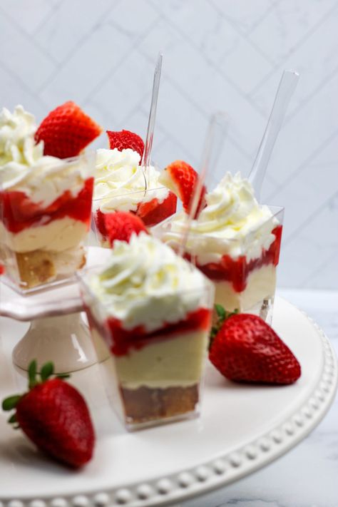 Strawberry Dessert Cups Ideas, Strawberry Shortcake Mini Desserts, Shooters Desserts Recipes, How To Make Shooter Desserts, Strawberry Trifle Cups, Individual Strawberry Trifle, Strawberry Desserts Cups, Strawberry Shortcake Shooters Recipe, Individual Strawberry Shortcake Cups