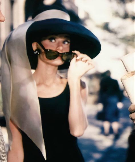 Photographie Glamour Vintage, Aubrey Hepburn, Estilo Marilyn Monroe, Audrey Hepburn Photos, Septième Art, Audrey Hepburn Style, Hepburn Style, Breakfast At Tiffanys, Retro Mode