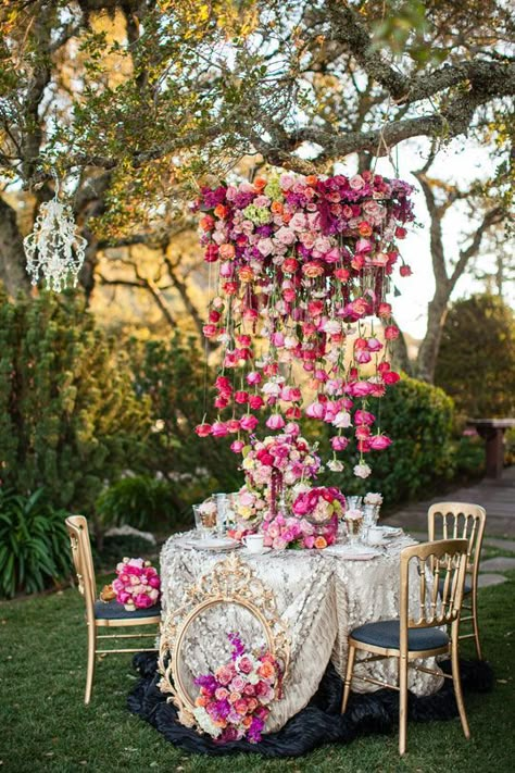 Hanging Wedding Decorations, Flowers Hanging, Deco Champetre, Tafel Decor, Decoration Flowers, Floral Chandelier, August Wedding, Table Centrepiece, Hanging Chandelier