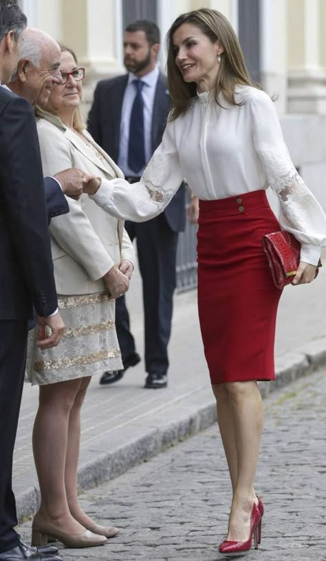 Vestidos Carolina Herrera, Áo Blu, Work Outfits Frauen, Fashionable Work Outfit, Rock Outfit, Letizia Of Spain, Classy Work Outfits, Stylish Work Outfits, Outfit Trends