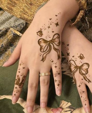 Asthetic Henna Simple Design, Simple Pretty Mehndi Designs, Aesthetic And Simple Mehndi Designs, Aesthetic Mehandi Designs Small, Cool Mehendi Designs Henna Tattoos, Mehendi Designs Simple Aesthetic, Mehndi Inspo Simple, Aesthetics Mehendi Designs, Simple Henna Designs Aesthetic