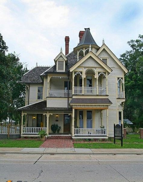 victorian Victorian Style House, Victorian Elegance, Victorian Style Homes, Casas Coloniales, Gothic Revival, Painted Ladies, Manor Houses, Victorian Houses, Victorian Architecture