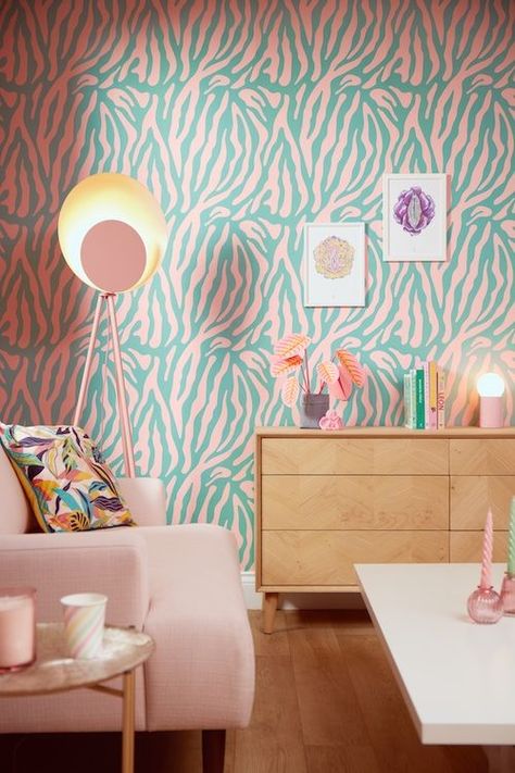 In 2024, wallpaper has made a remarkable comeback into our homes, transforming bland walls into canvases of creativity! Discover 11 of the best wallpapered room to inspire you Pink Zebra Wallpaper, Decorate With Wallpaper, Mint Bedroom, Floral Print Wallpaper, Zebra Wallpaper, Romantic Wallpaper, Room Wall Painting, Pink And Mint, With Wallpaper