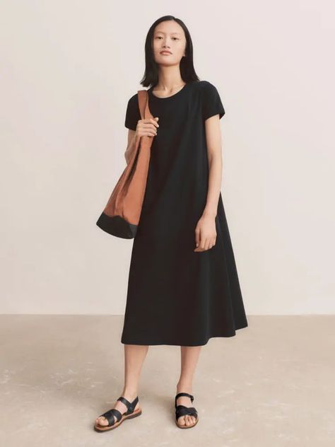 Uniqlo Dress Outfits, Black Hijab Outfit, Uniqlo Women Outfit, Uniqlo Dress, Salmon Dress, Uniqlo Dresses, Uniqlo U, Christophe Lemaire, Class Outfit