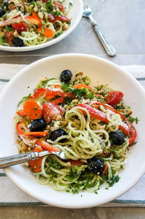 Refreshingly Light Raw Pasta Primavera Raw Vegan Pasta, Marinated Veggies, Raw Vegan Dinners, Raw Food Diet Plan, Raw Pasta, Primavera Recipe, Vegan Journey, Cucumber Noodles, Pasta Primavera Recipe