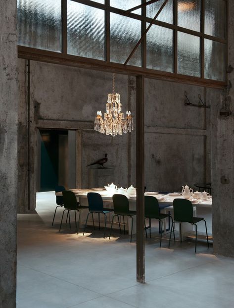 Milan Restaurants, Loft Designs, Industrial Restaurant, Rough Luxe, Loft Ideas, Vintage Industrial Style, Urban Loft, Design Del Prodotto, Industrial House