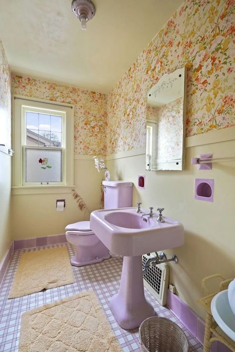 1842 Carlisle Ave, Racine, WI 53404 | realtor.com® 80s Bathroom, 50s Interior, 50s House, Casa Retro, Tudor Style Homes, Retro Bathrooms, Vintage Bathrooms, Pink Bathroom, Home Warranty