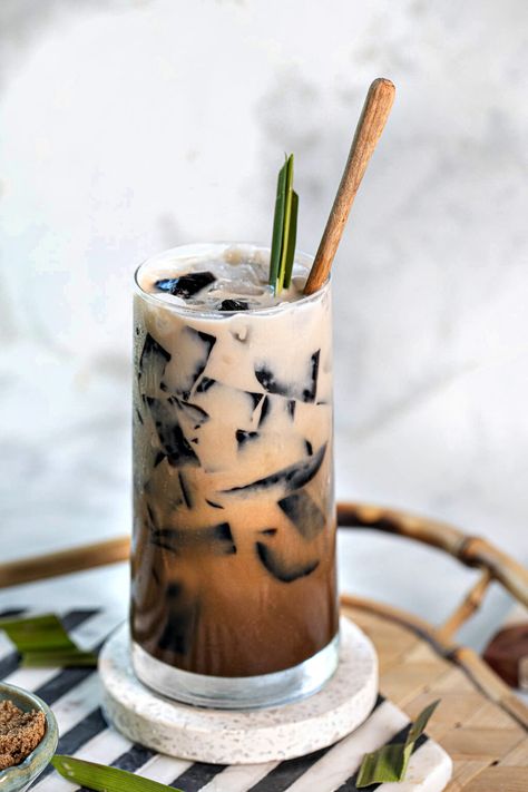 Quench your thirst with this cool and refreshing Grass Jelly Drink (เฉาก๊วยนมสด) recipe. This herbal-infused beverage combines the distinct flavors of earthy grass jelly with pandan leaves water, brown sugar simple syrup, and milk.  #grassjelly #grassjellydrink #blackgrassjelly #grassjellybrownsugar #leafjelly #mesona #blackgrassjelly #grassmesona Grass Jelly Milk Tea, Grass Jelly Recipe, Grass Jelly Drink, Herbal Jelly, Jelly Drink, Brown Sugar Simple Syrup, Sleepover Snacks, Pandan Leaves, Grass Jelly