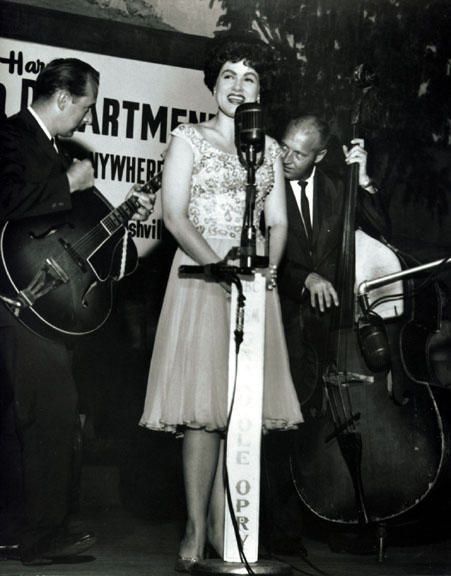 Patsy Cline performs at the Grand Ole Opry with her manager/musician on the left and right famous "Lightin' Chance" whom also played on some of her studio tracks..(Circa. Late (1950's-early 1960's.) Star Outfit, Gamer Party, Music Row, I Fall To Pieces, Patsy Cline, Western Music, Grand Ole Opry, Country Music Artists, Rock N’roll