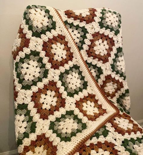 Colors For Crochet Blanket, Earth Tone Granny Square Blanket, Different Granny Square Blanket, 3 Color Granny Square Blanket, Two Color Granny Square Blanket, Granny Square Blanket Vintage, Crochet Blanket Ideas Granny Squares, Crochet Blanket Unique, Crochet Blanket Christmas