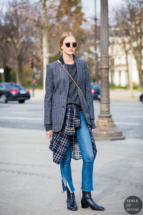 Sasha Luss Street Style Street Fashion Streetsnaps by STYLEDUMONDE Street Style Fashion Photography How To Wear A Plaid Shirt, Denim Hacks, Spy Style, Street Style 2016, Winter Styles, Looks Street Style, Street Fashion Photography, Couture Week, Denim Trends