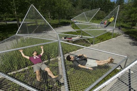 Designed by Jane Hutton & Adrian Blackwell, Dymaxion Sleep (curled up) was exhibited in Metis Garden Festival between 2009-2011. Sleep Curls, Villa Architecture, Urban Intervention, Public Space Design, Urban Landscape Design, Landscape Architecture Design, Urban Furniture, Urban Park, Urban Spaces