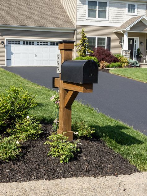 Cedar Mailbox Post, Farmhouse Mailboxes, Country Mailbox, Rustic Mailboxes, Home Mailboxes, Mailbox Stand, Modern Gardening, Rural Mailbox, Mailbox Garden