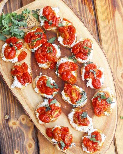 Bruchetta Appetizers, Ricotta Crostini, Dairy Snacks, Crostini Appetizers, Crostini Recipes, Baby Tomatoes, Snack Prep, Strawberry Salad, Appetizer Bites