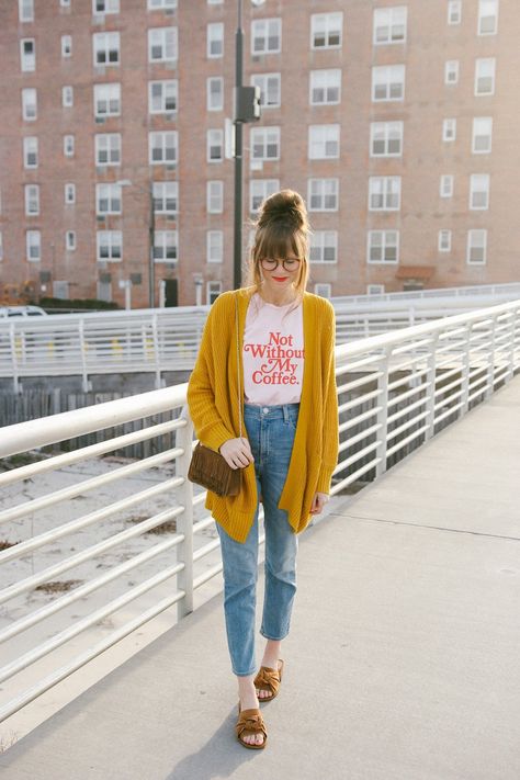 How To Wear High Waisted Jeans, Striped Pants Women, High Waisted Jeans Outfit, Ripped Knee Jeans, Black Ripped Jeans, Hipster Outfits, Outfit Jeans, Jeans Outfit, High Waisted Jeans