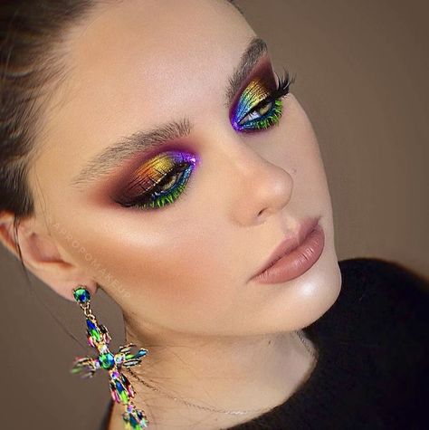 Chromatic Makeup, Chromatic Eyeshadow, Multicolor Eyeshadow, Makeup Collage, Brown Smokey Eye Makeup, Gel Eyeshadow, Punk Makeup, Makeup Books, Pride Makeup