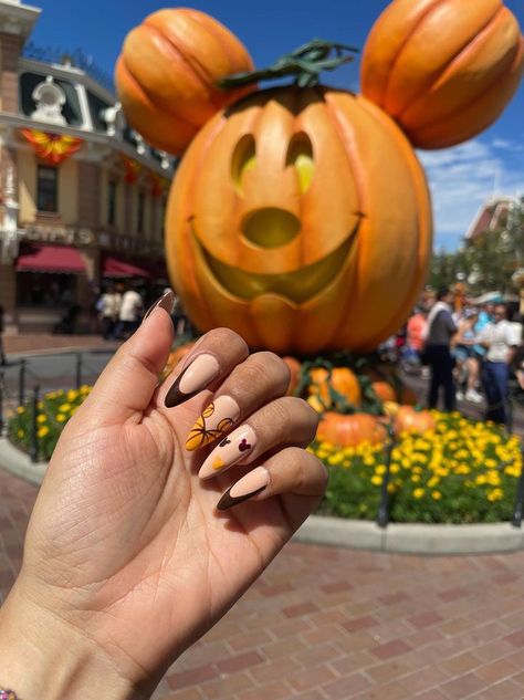 Disney Pumpkin Nails, Fall Disney Nails Acrylic, Simple Disney Halloween Nails, Fall Mickey Nails, Disney Thanksgiving Nails, Spooky Disney Nails, Nails For Disney World, Disney Nails Halloween, Disney Halloween Nails Design