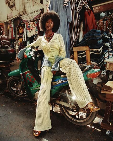 “Street style meets African soul 🌿✨ She graces the vibrant streets, where tradition and modernity dance in harmony. Every step, a poem of culture and flair. #StreetFashion #AfricanBeauty #UrbanElegance #CulturalFusion” 📸 @martika_avalon 🇸🇳 Avante Garde Outfit, Avant Garde Photoshoot, African Street Style, Street Style Aesthetic, Daily Paper, 90s Outfit, Fashion Aesthetics, A Poem, African Beauty