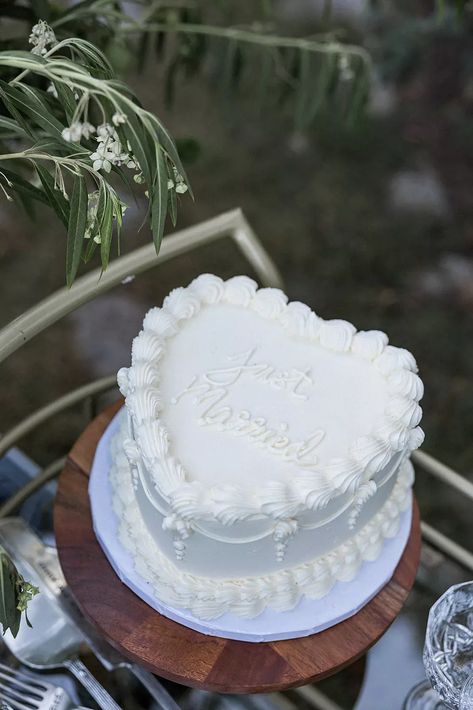 Classy Small Wedding Cake, Small Basic Wedding Cake, Small Wedding Cakes Vintage, Vintage Heart Cake Just Married, Vintage Wedding Cake Just Married, Vintage Wedding Heart Cake, Small Blue Wedding Cake, Simple Heart Wedding Cake, Heart Shaped Cakes Wedding