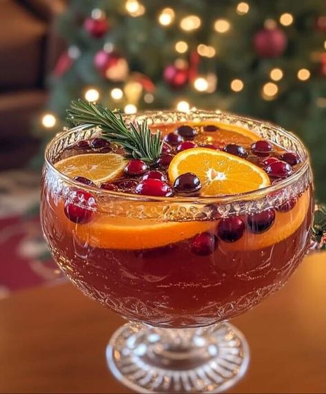 Sip the Spirit of the Season: Christmas Morning Punch for Your Holiday Gatherings - NewsBreak Cranberry Orange Punch, Easy Christmas Punch, Non Alcoholic Christmas Punch, Homemade Rootbeer, Cranberry Punch, Orange Punch, Christmas Punch Recipes, Cranberry Juice Cocktail, Fingerfood Party