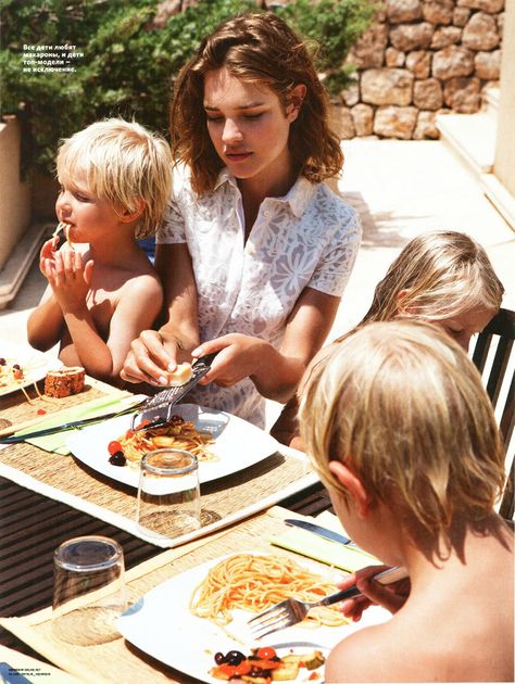 Natalia Vodianova eating pasta with her children Mert And Marcus, A Well Traveled Woman, Estelle Lefébure, Kids Part, Family Shoot, Natalia Vodianova, Mario Testino, Lily Aldridge, Eating Food