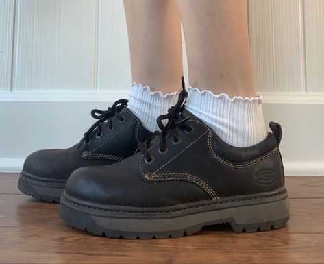 90s Shoes Women Sneakers, Old Leather Shoes, Sketchers Oxfords Outfit, Shoes Vintage Aesthetic, Alt Shoes Sneakers, Sketchers Shoes Aesthetic, 90s Sketchers Jammers, Black Vintage Shoes, Old Shoes Aesthetic