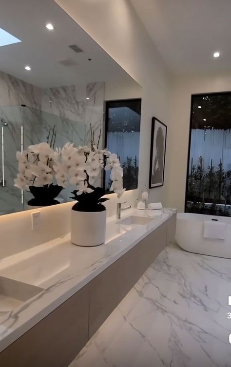 Primary Bathroom And Closet, Luxury Primary Bathroom, Los Angeles Luxury, Instagram Los Angeles, Bathroom Interior Design Modern, Interior Bathroom, Primary Bathroom, Bathroom Design Decor, 아파트 인테리어