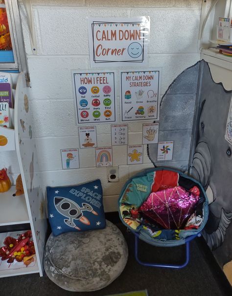 Calming Down Corner Classroom, Daycare Calm Down Corner, Kindergarten Calm Corner, Calming Corner Small Space, Calm Down Corner Classroom 3rd Grade, Preschool Quiet Corner, Calm Corner Classroom Ideas, Calm Corner Preschool, Small Calm Down Corner