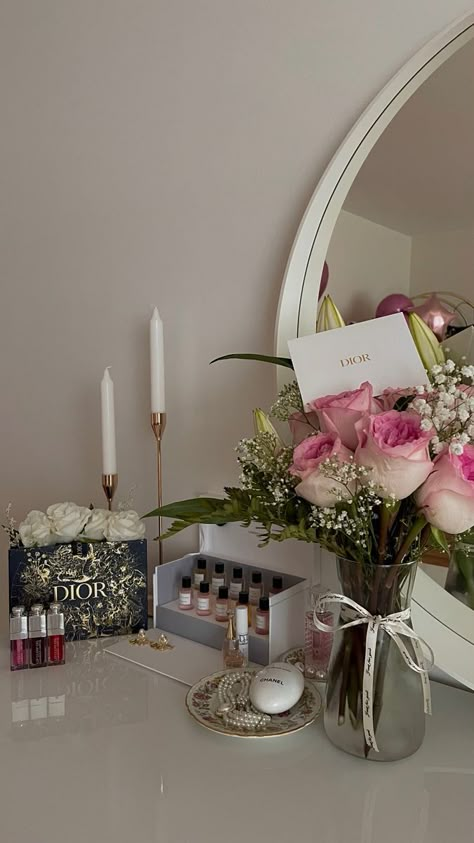 Luxury Vanity Design Dressing Tables, Flowers On Vanity, Zainab Core, Luxury Vanity, Girly Room Decor, Closet Decor, Pinterest Room Decor, Nordic Decor, Vanity Decor