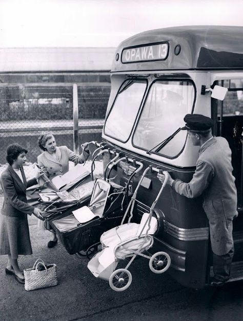 vintage everyday: Baby transport, New Zealand, c 1950s Vintage Foto's, Vintage Pram, New Orleans French Quarter, Foto Vintage, Baby Carriage, Photo Vintage, Black White Photos, Poster Vintage, Bw Photo