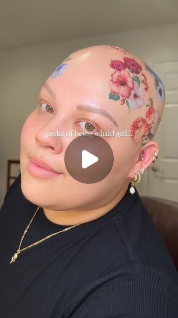 Chiara Rose on Instagram: "whenever people ask me if I wish I had hair… I respectfully answer HELLLL NO 👩🏼‍🦲😚  I genuinely love being bald and would NEVER take anything that would make my hair grow back. Do I respect and love all my other baldies who want hair? OF COURSE! It’s just not for me. I really do LOVE my bald head. It’s what makes me feel the most confident, so why would I want that to go away?! 😇♥️  #alopeciaawareness #alopeciaareata #alopeciasupport #baldgirl #temporarytattoo #temporarytattoos #headtattoo #alopeciauniversalis" Bald Woman Outfit, Bald Head Jewelry, Bald Head Accessories, Bald Women With Glasses, Bald Photoshoot Ideas, Bald Head Tattoos Women, Bald Goddess, Bald Head Black Women, Shaved Head Outfits