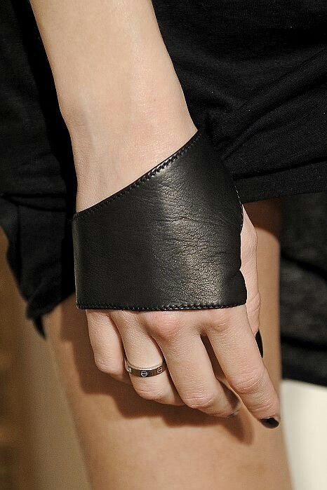 Enania Velcani Leather Wristband, Stephane Rolland, Pola Gelang, Fashion Week Runway, Leather Projects, Fashion Weeks, Leather Cuffs, Mode Style, Leather Gloves